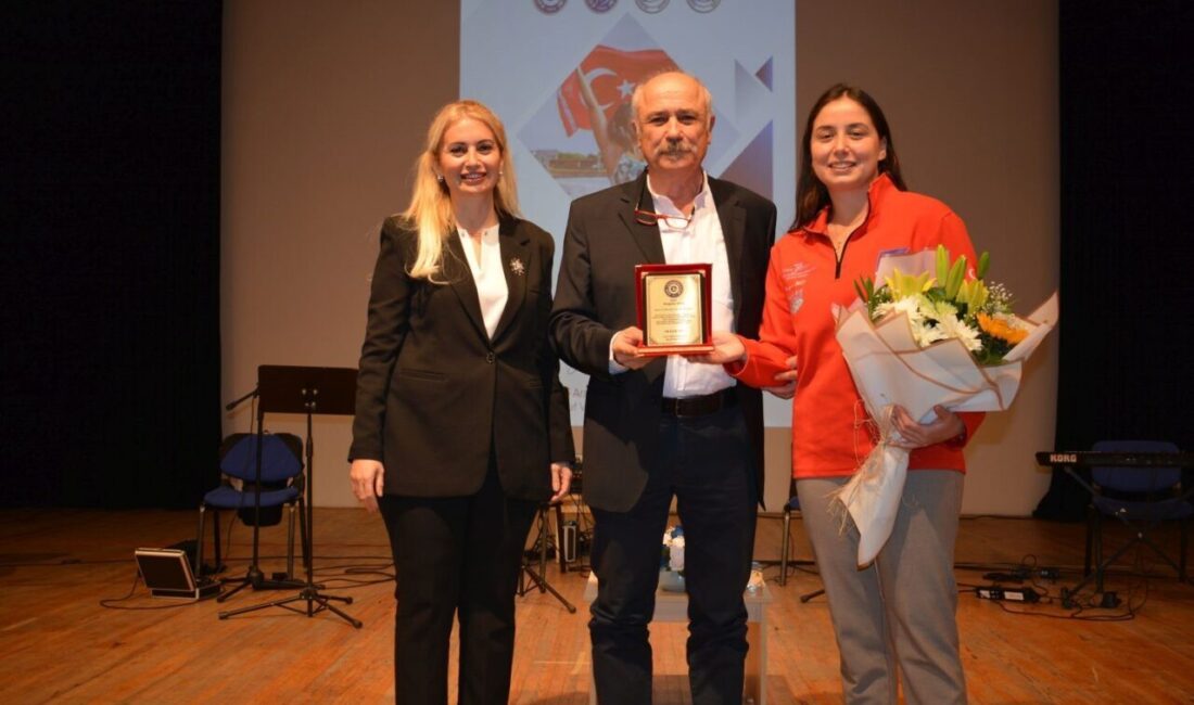 Ege Üniversitesi Mezun Buluşmasında Milli Yüzücü Bengisu Avcı’nın Başarı Hikayesi Paylaşıldı Ege Üniversitesi, 70. yıl etkinlikleri çerçevesinde "Mezunlarımız Öğrencilerimizle Buluşuyor" programını