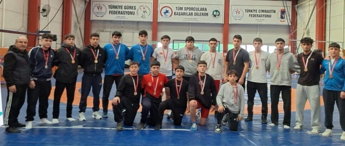 Düzce'de düzenlenen Okul Sporları Genç A ve B Erkek Güreş