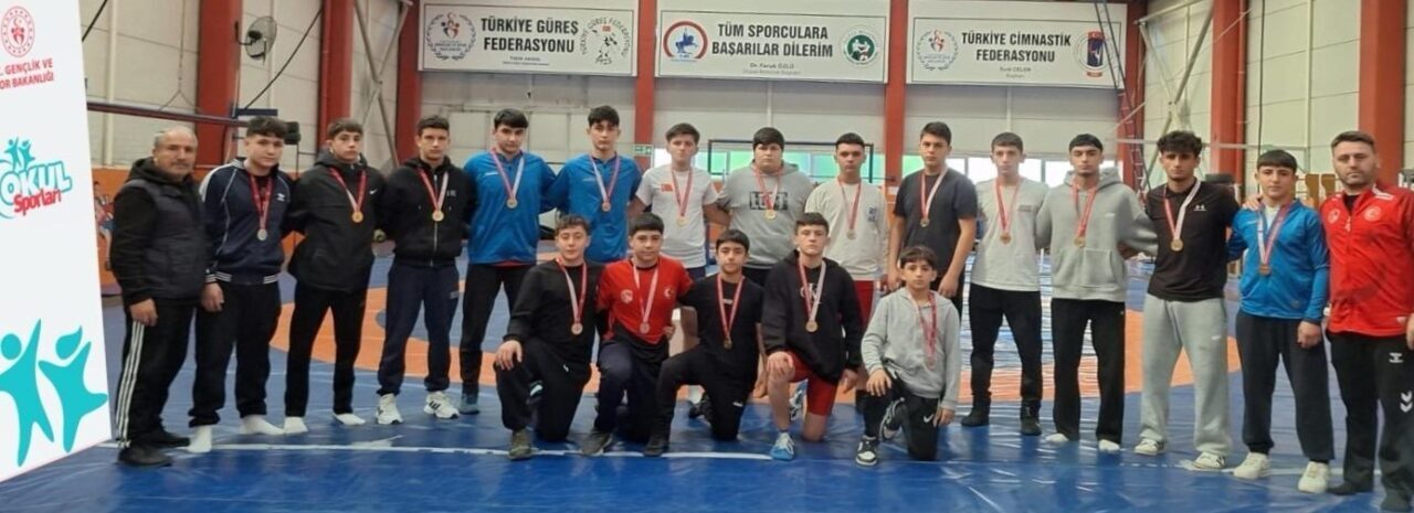 Düzce’de Okul Sporları Gençler Güreş Müsabakaları Heyecan Verdi