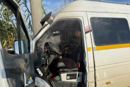 Antalya’da Minibüs Elektrik Direğine Çarptı: 3 Yaralı, Durumu Ağır!