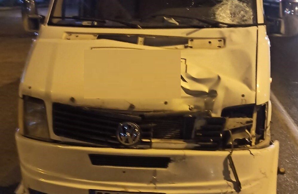 Mersin'in Akdeniz ilçesinde, V.G. yönetimindeki minibüs, yaya olarak D-400 karayolunu