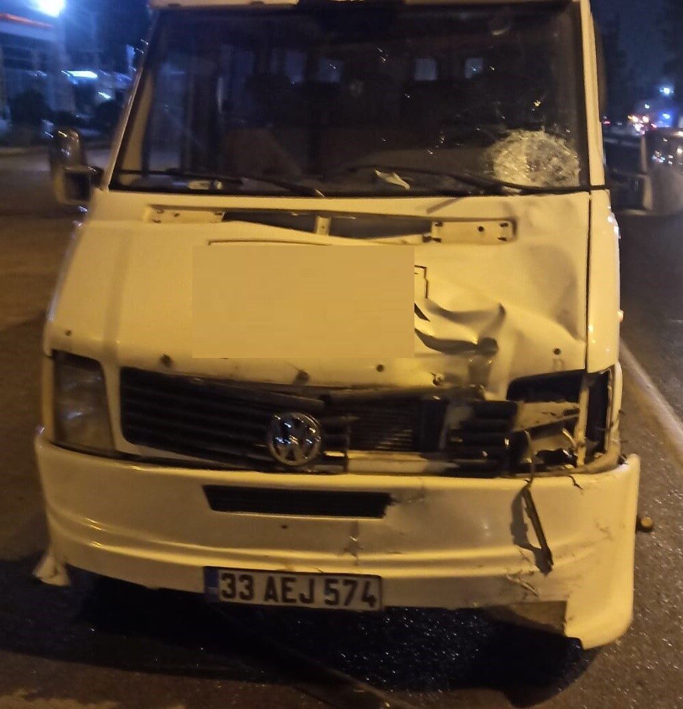 Mersin’de Minibüs, Yaya Olarak Geçmeye Çalışan Çocuğa Çarparak Hayatına Mal Oldu