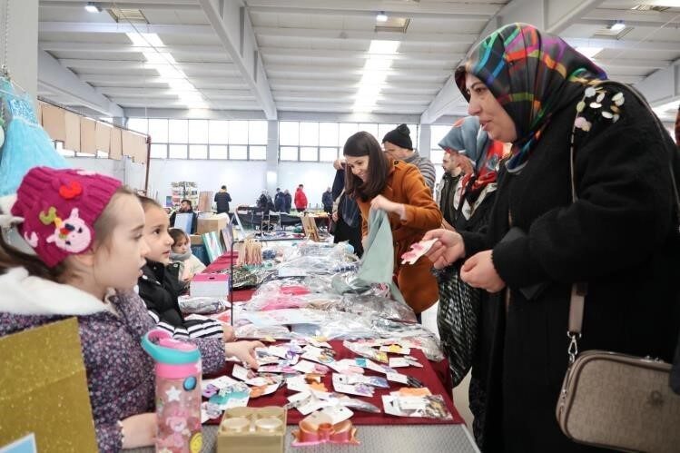 Bilecik’teki Anaokulu Öğrencileri, Yerli Malı Haftası’nda Sürdürülebilir Tüketim Farkındalığı Yaratıyor Bilecik'te Anaokulu öğrencileri, Yerli Malı Haftası etkinliğinde sürdürülebilir tüketime vurgu