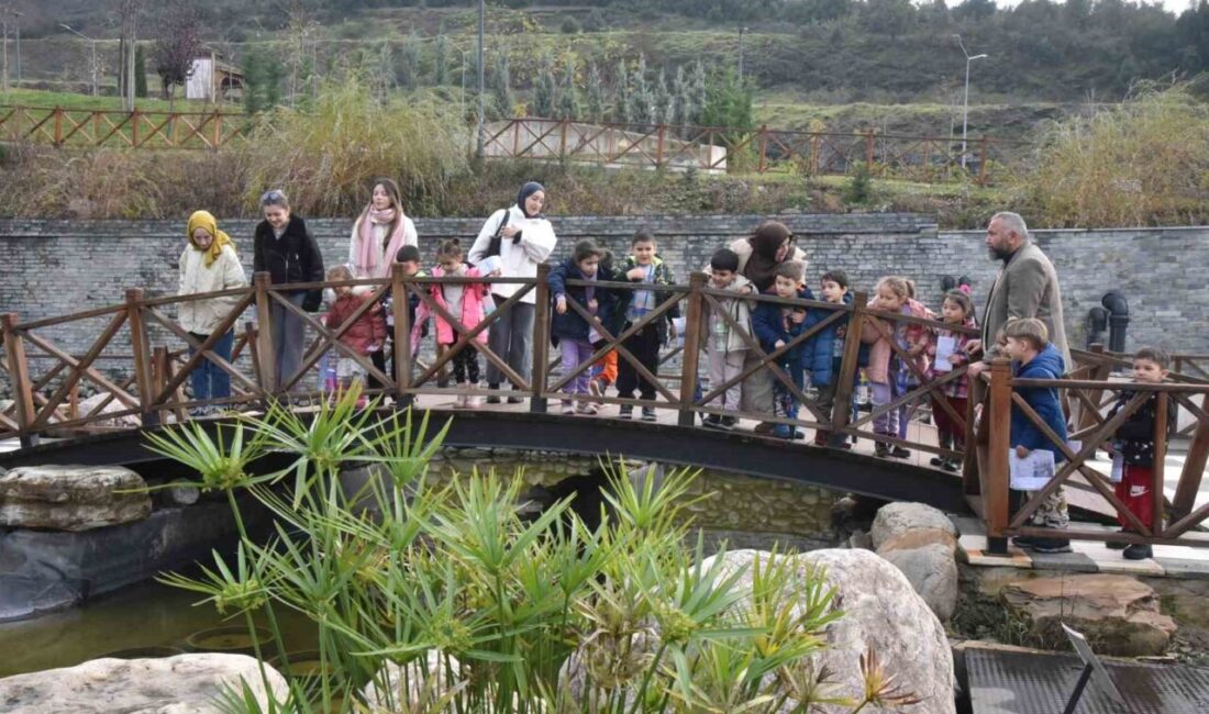 Düzce 23 Nisan İlkokulu Anaokulu öğrencileri, öğretmenleriyle birlikte Düzce Üniversitesi