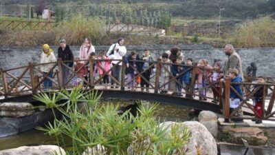 Düzce 23 Nisan İlkokulu Anaokulu öğrencileri, öğretmenleriyle birlikte Düzce Üniversitesi