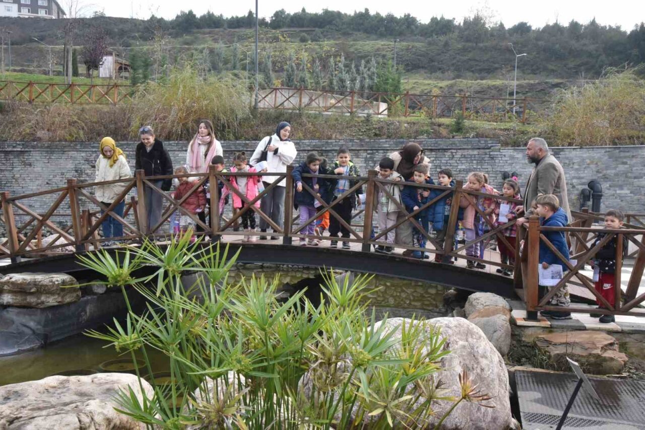 Düzce 23 Nisan İlkokulu Anaokulu öğrencileri, öğretmenleriyle birlikte Düzce Üniversitesi