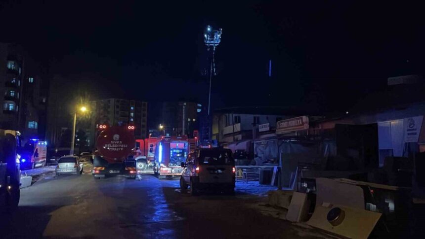 Sivas’ta mobilya atölyesinde çıkan yangın paniğe yol açtı, itfaiye ekipleri müdahale etti.