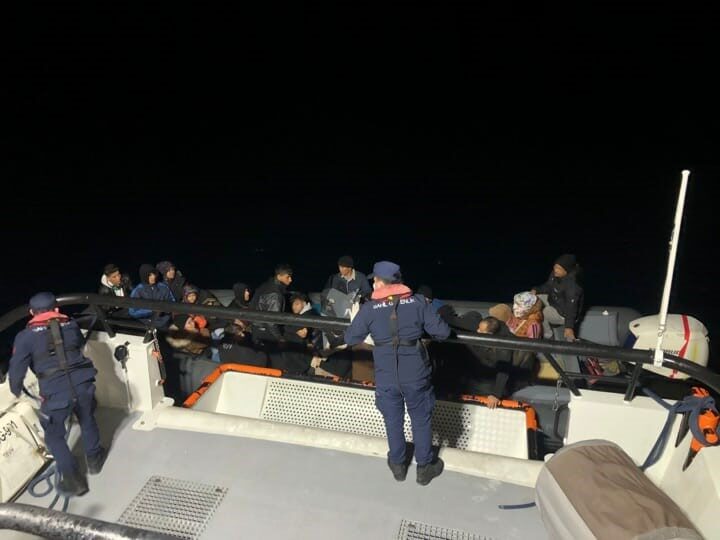 Bodrum açıklarında motor arızası yaşayan bir lastik botta bulunan 31