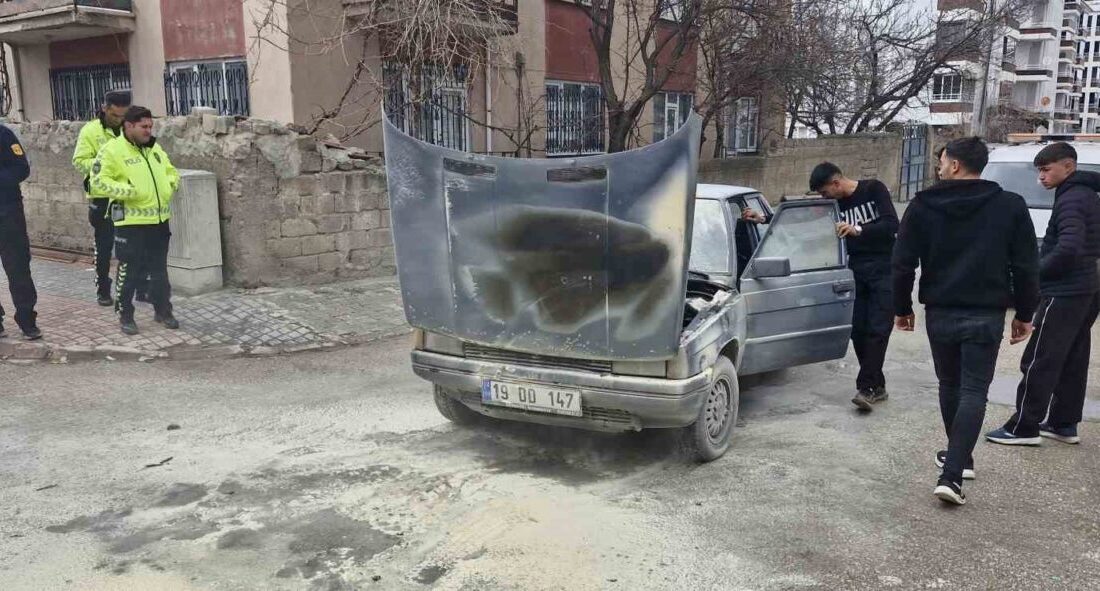 Çorum'un Alaca ilçesinde Gökhan Y.'nin kullandığı otomobilin motor kısmı aniden