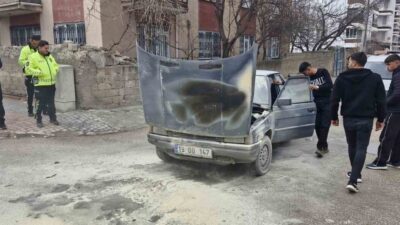 Çorum'un Alaca ilçesinde Gökhan Y.'nin kullandığı otomobilin motor kısmı aniden