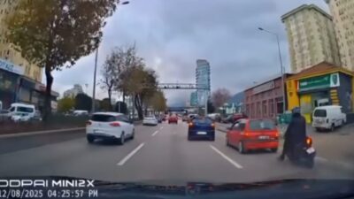 Bursa'da motosikletli bir sürücü, önündeki aracın aniden yavaşlaması sonucu kontrolü