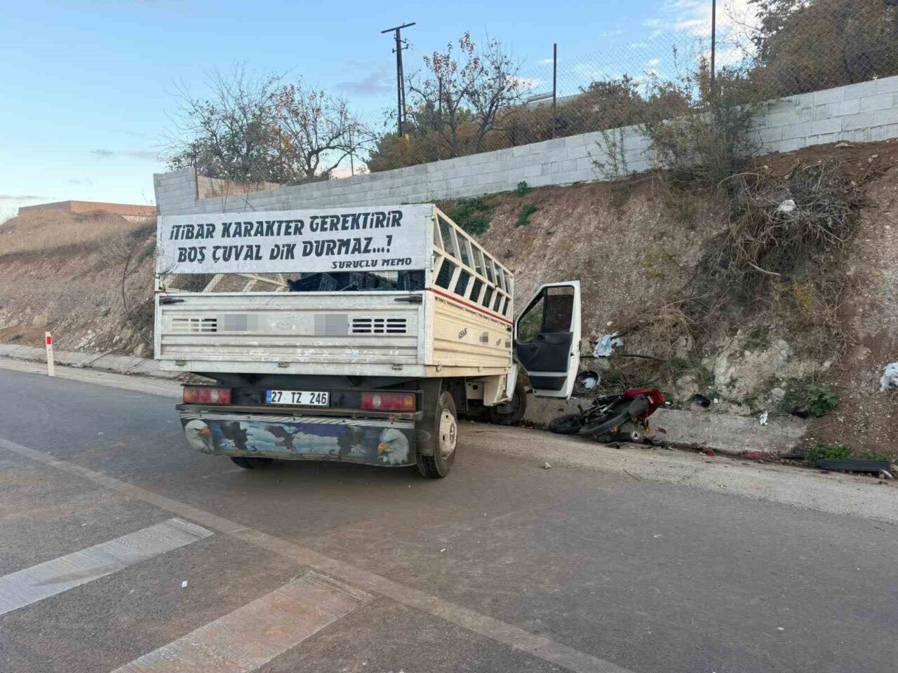 Şanlıurfa-Gaziantep yolunda Birecik ilçesi yakınlarında motosiklet ve kamyonetin çarpışması sonucu