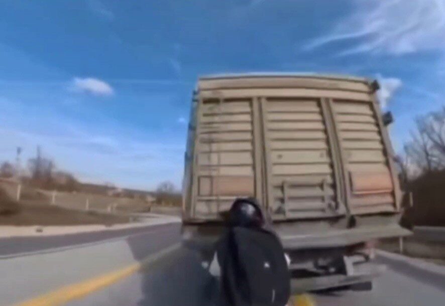 Kırklareli-Dereköy Yolunda Motosiklet-Kamyon Çarpışması: Sürücü Yaralandı Kırklareli-Dereköy yolu üzerinde 4 Aralık 2025'te bir motosiklet sürücüsü, hızla