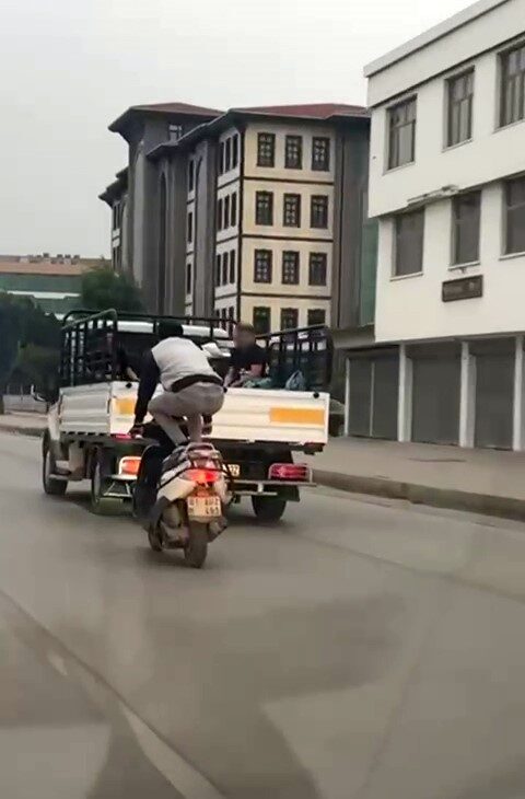 Adana’da motosiklet sürücüsünün tehlikeli hareketleri görenleri hayrete düşürdü Adana'nın D-400 Karayolu'nda bir motosiklet sürücüsü, önce çömelerek ardından da