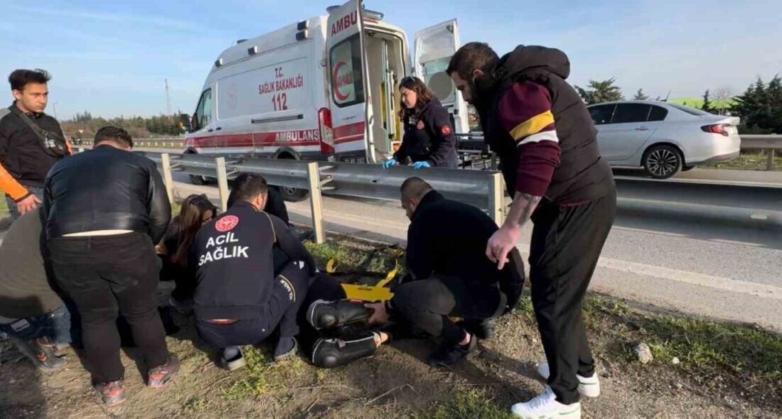 Edirne’de üniversite öğrencisi motosiklet kazasında ağır yaralanarak hastaneye kaldırıldı. Edirne'de bariyerlere çarpan motosiklet sürücüsü T.E., üniversite öğrencisi olarak ağır