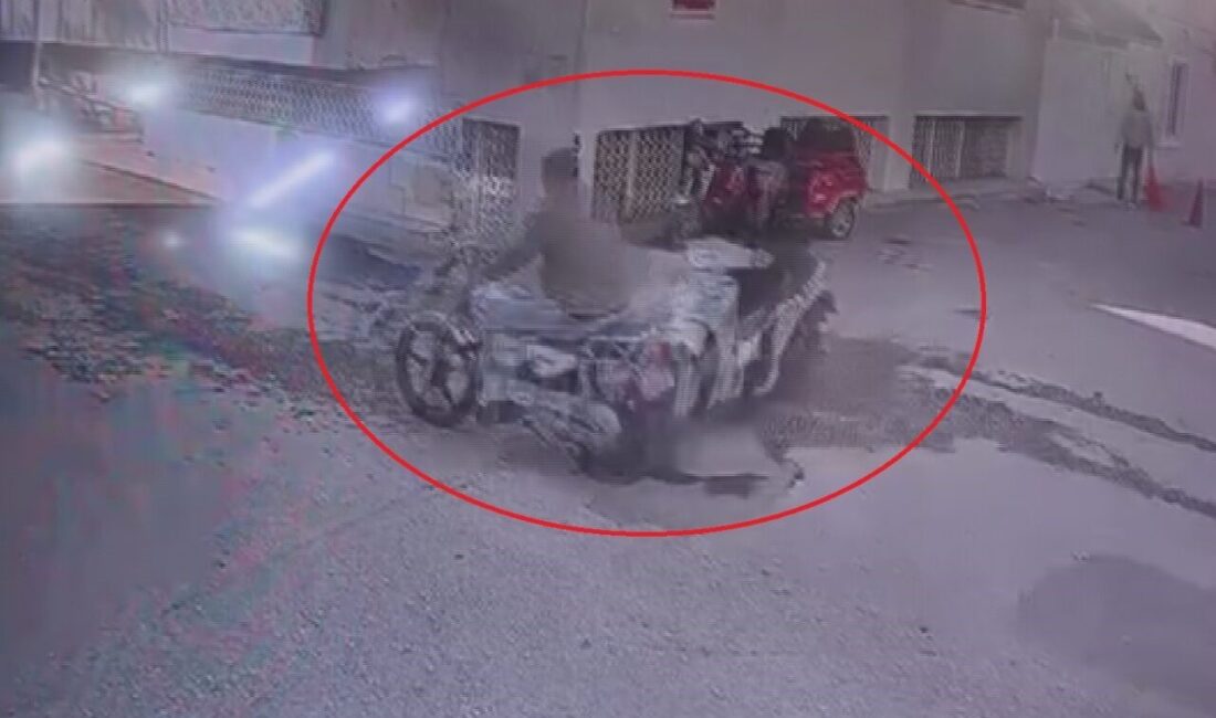 Reyhanlı’da Motosikletlerin Kafa Kafaya Çarpışması Güvenlik Kamerasına Yansıdı Hatay’ın Reyhanlı ilçesinde iki motosikletin çarpıştığı kaza güvenlik kamerasına yansıdı.