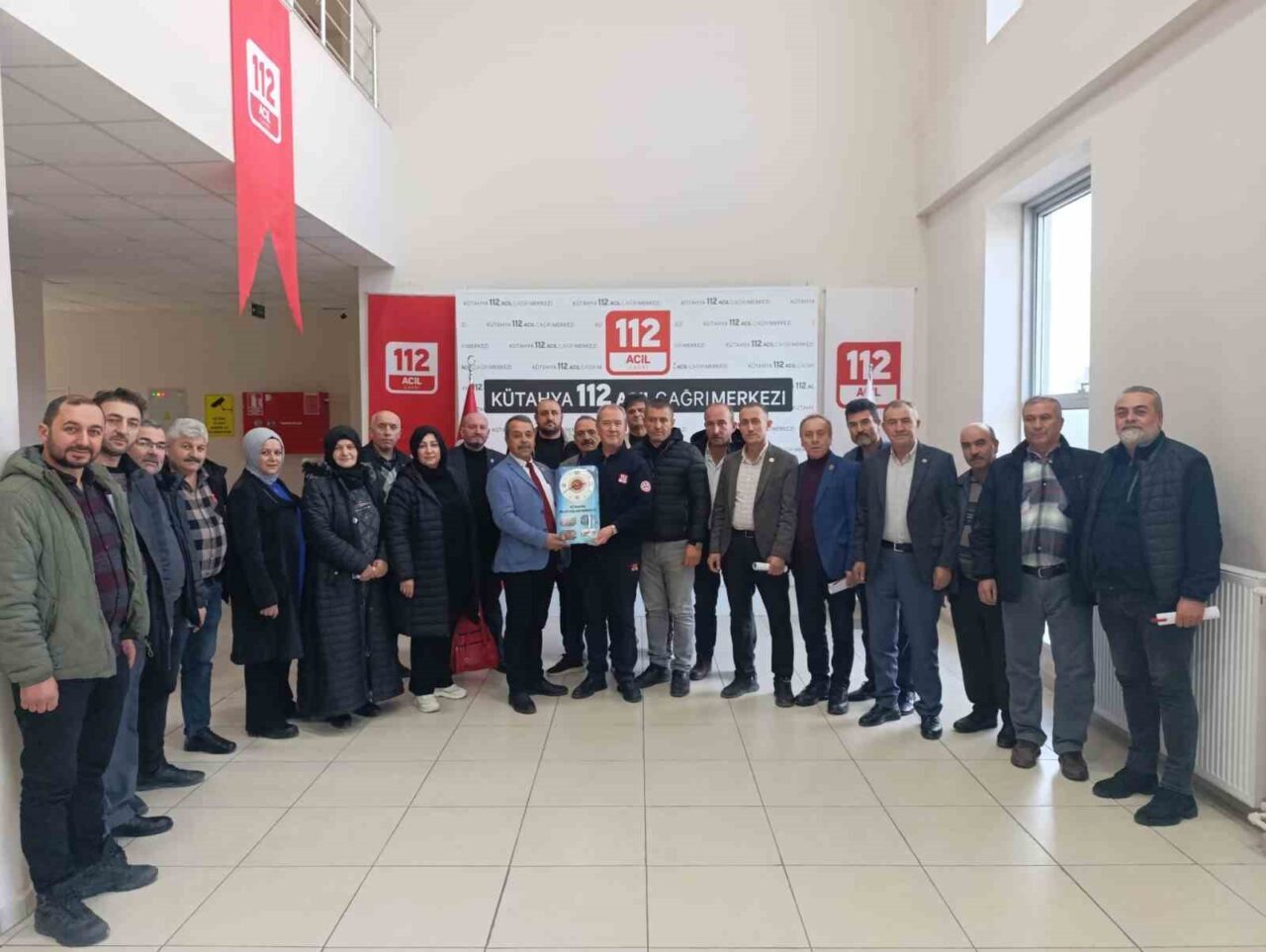 Kütahya Muhtar Derneği Başkanı İsmail Arı ve muhtarlar, 112 Acil