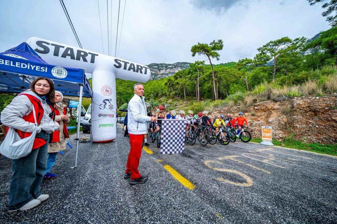 Muğla'nın Kıran Mahallesi'nde düzenlenen Kıran Bisiklet Tırmanış Yarışı, 100 sporcunun