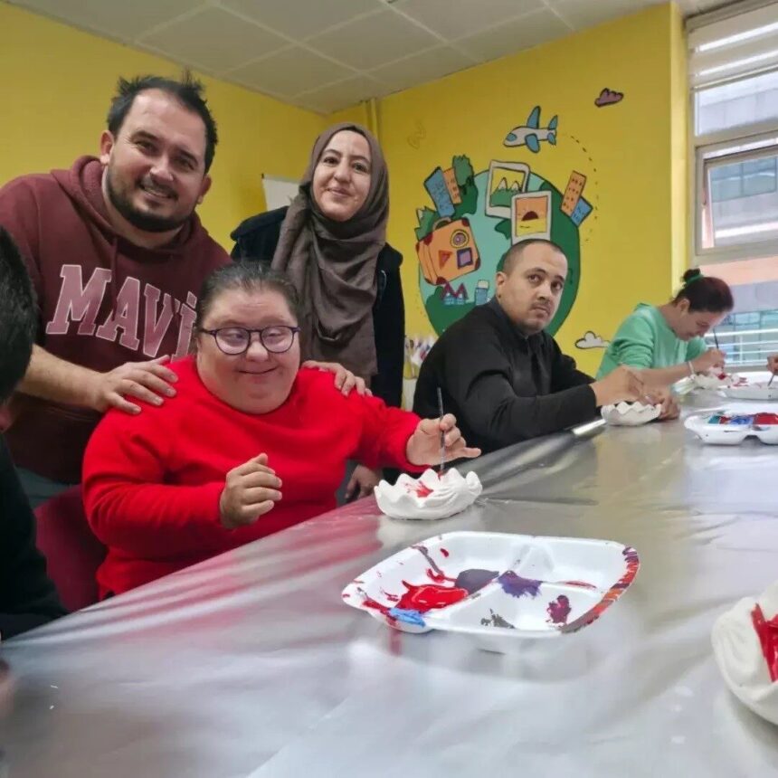 Muğla Uluslararası Gençlik Merkezi, engelli bireyler için seramik boyama atölyesi düzenledi.