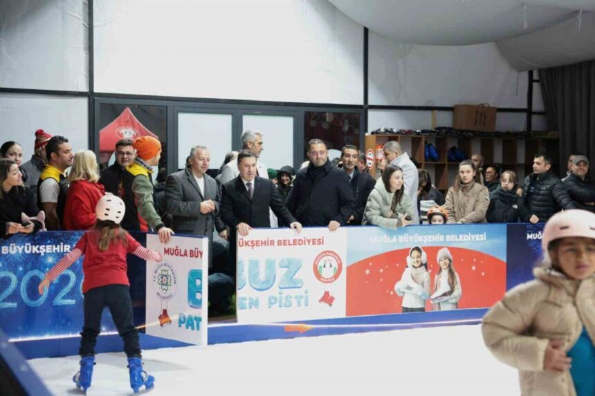 Muğla Kent Meydanı’nda Yeni Yıl İçin Buz Paten Pisti Açıldı