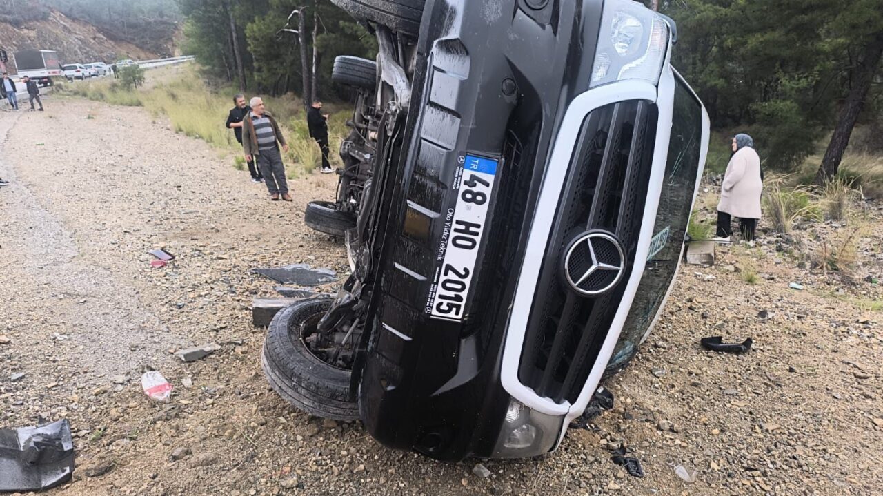 Muğla'nın Fethiye karayolunda etkili yağışlar sonucu kayganlaşan yolda, 48 HO