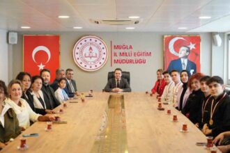 Muğla İl Milli Eğitim Müdürü Emre Çay, uluslararası başarılar elde eden Asel Şahin ile turizm lisesi öğrencilerini ağırladı.