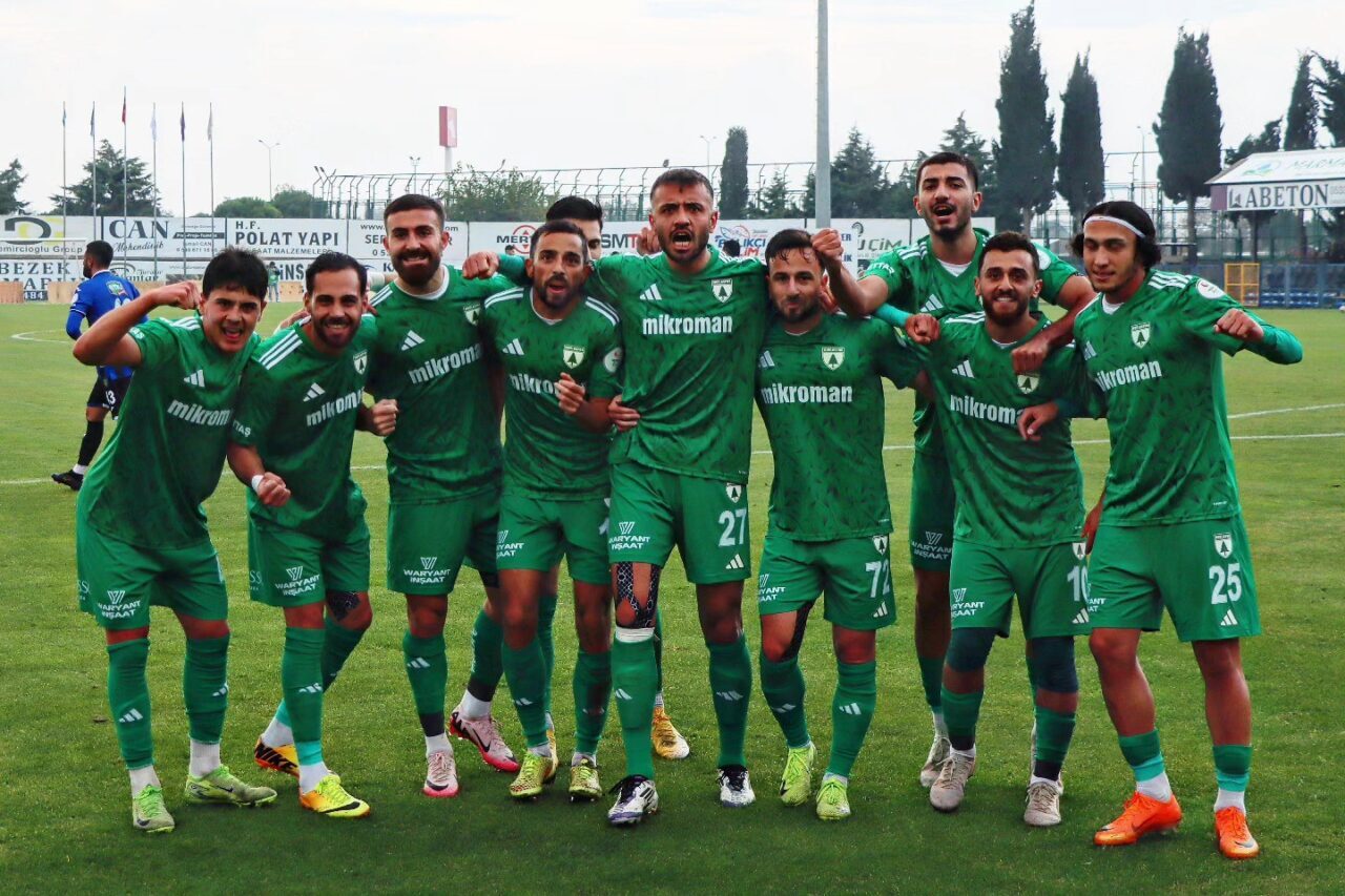 Muğlaspor, Karacabey Belediye Spor'u 1-0 yenerek ligdeki zirveye yükseldi. 13.