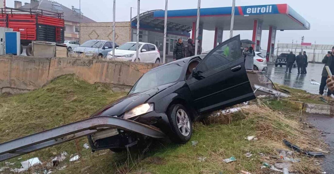Muş-Bitlis Karayolunda İki Araç Çarpıştı, Üç Kişi Yaralandı Muş-Bitlis kara yolunda meydana gelen trafik kazasında, 01 AOM 333