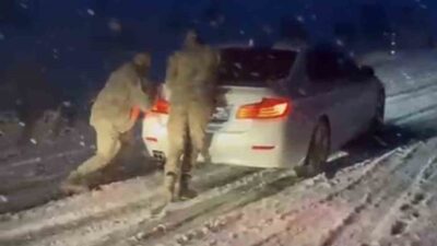 Muş-Bulanık karayolu üzerindeki Kazanan rampasında etkili kar yağışı araçların mahsur