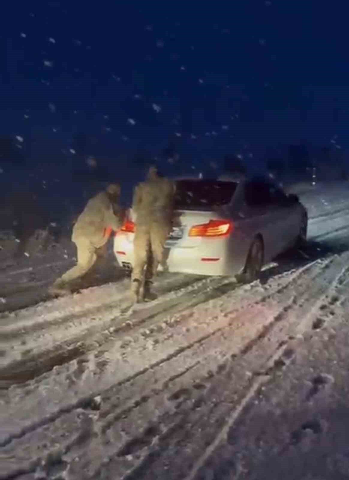 Muş-Bulanık karayolu üzerindeki Kazanan rampasında etkili kar yağışı araçların mahsur