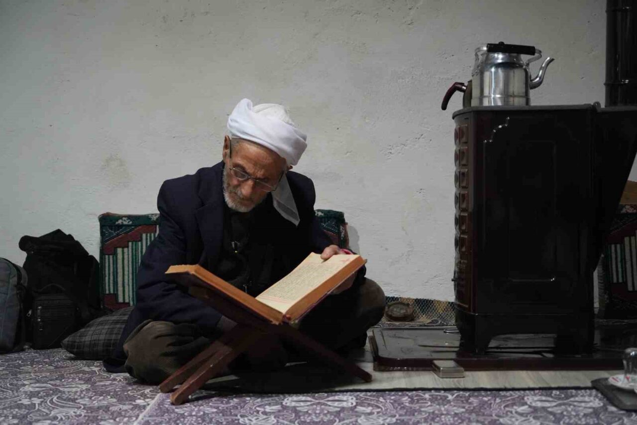 Muş'un Kırköy beldesinde yaşayan 86 yaşındaki Rüstem Balık, geçirdiği mide