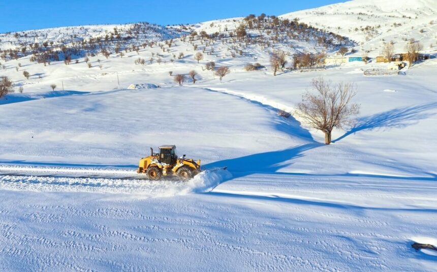 Muş’ta kar yağışının ardından 113 personel ve 68 iş makinesiyle sahaya inen İl Özel İdaresi, 333 köy yolunu açtı.