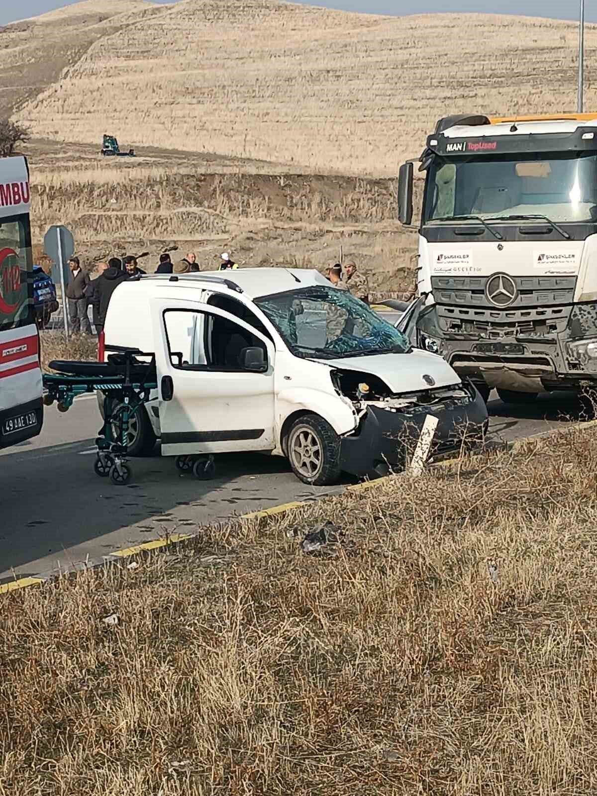 Muş'ta meydana gelen iki ayrı trafik kazasında toplamda 2 kişi