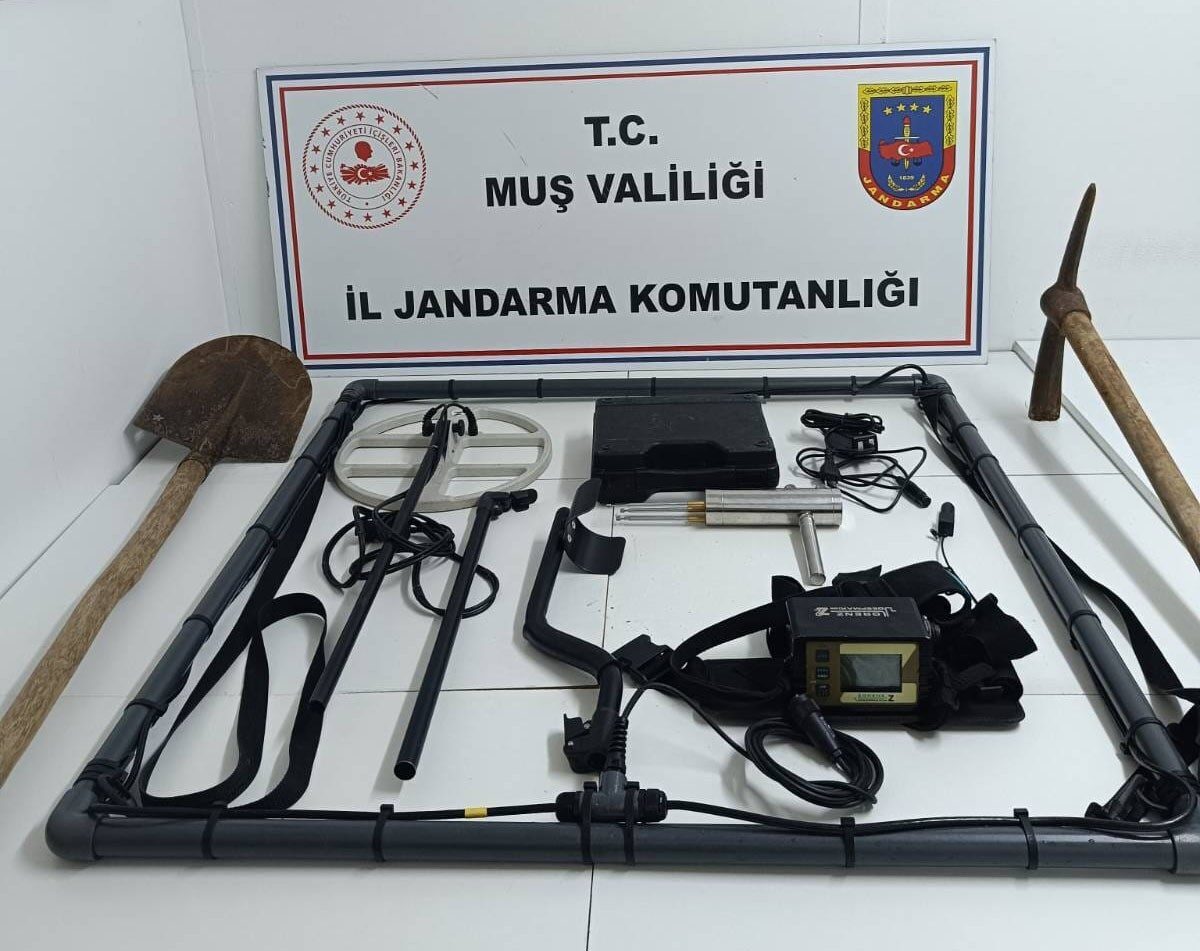 Muş’ta kaçak kazı yapan 4 kişi jandarma tarafından suçüstü yakalandı.