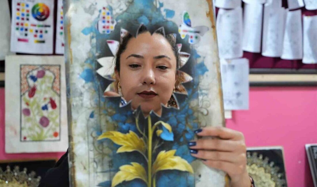 Muş'ta açılan kağıt rölyef kursuna katılan kadınlar, hem meslek öğreniyor