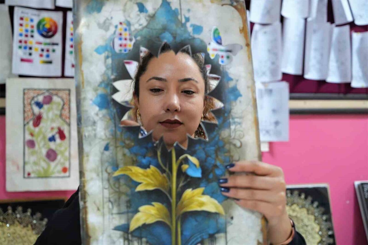 Muş'ta açılan kağıt rölyef kursuna katılan kadınlar, hem meslek öğreniyor