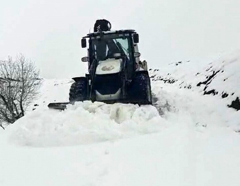 Muş’ta kar ve tipinin etkisiyle kapanan köy yolları, İl Özel İdaresi’nin yoğun çalışmalarıyla yeniden açıldı. Muş'ta yoğun kar ve tipi nedeniyle kapanan 26 köy yolu,