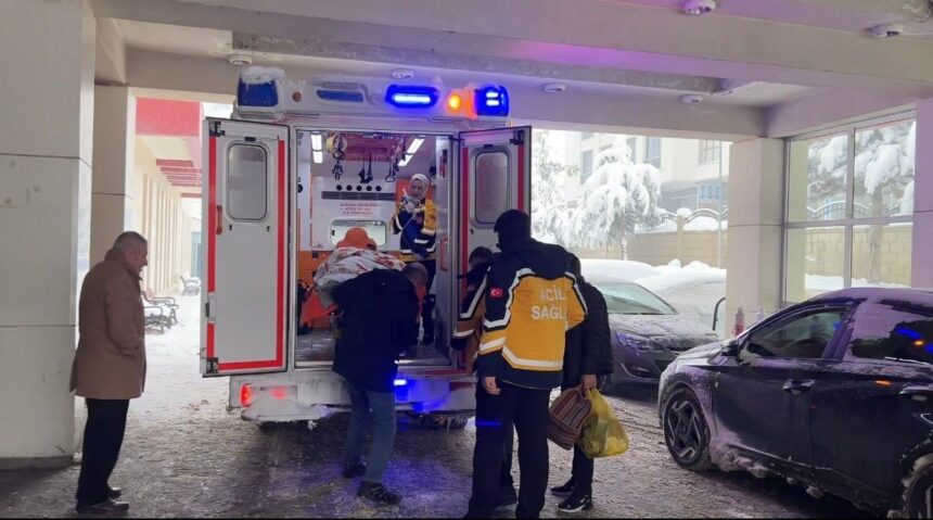 Muş’ta nefes darlığı şikayetiyle 112 Acil’e başvuran hasta, bariatrik ambulansla hastaneye taşındı.