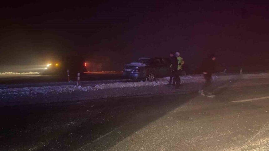 Muş-Bitlis karayolunda sis ve buzlanma nedeniyle otomobil refüje çarptı, can kaybı yaşanmadı.