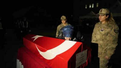 Muş'un Korkut ilçesinde Jandarma Komutanı Üsteğmen Ali Kablan, silah bakımı