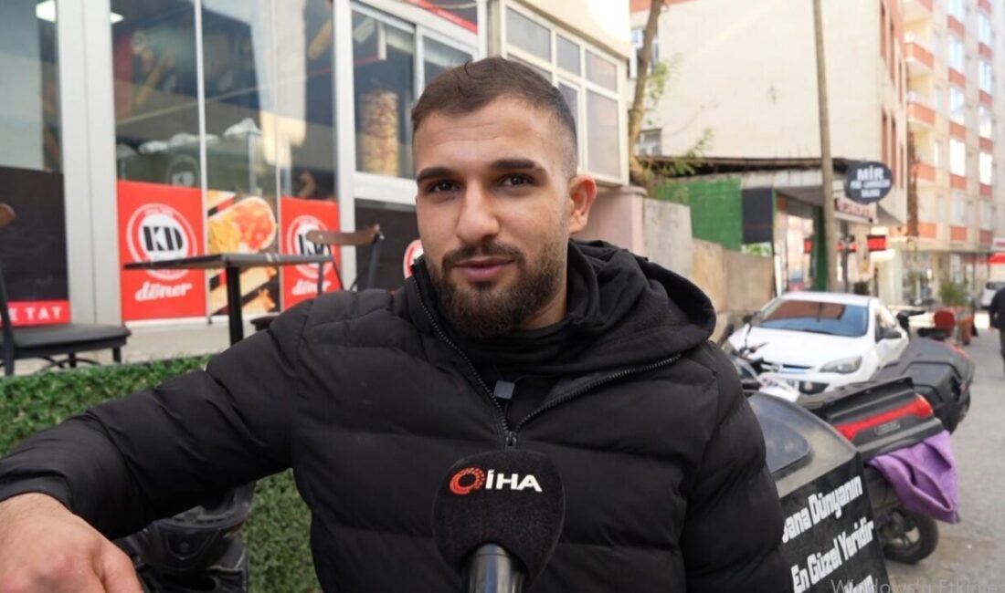 Muş’ta Üşüyen Motosikletli Kurye, Trafik Polisi Rıdvan Dağdemir’in Eliyle Isındı Muş'ta trafik polisi Rıdvan Dağdemir, sokağa çıkan kuryeye, üşüdüğü için