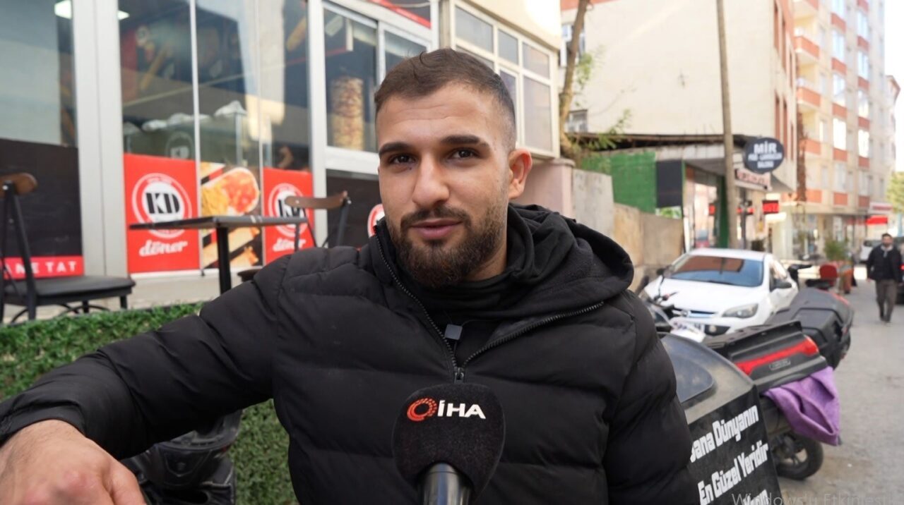 Muş'ta trafik polisi Rıdvan Dağdemir, sokağa çıkan kuryeye, üşüdüğü için