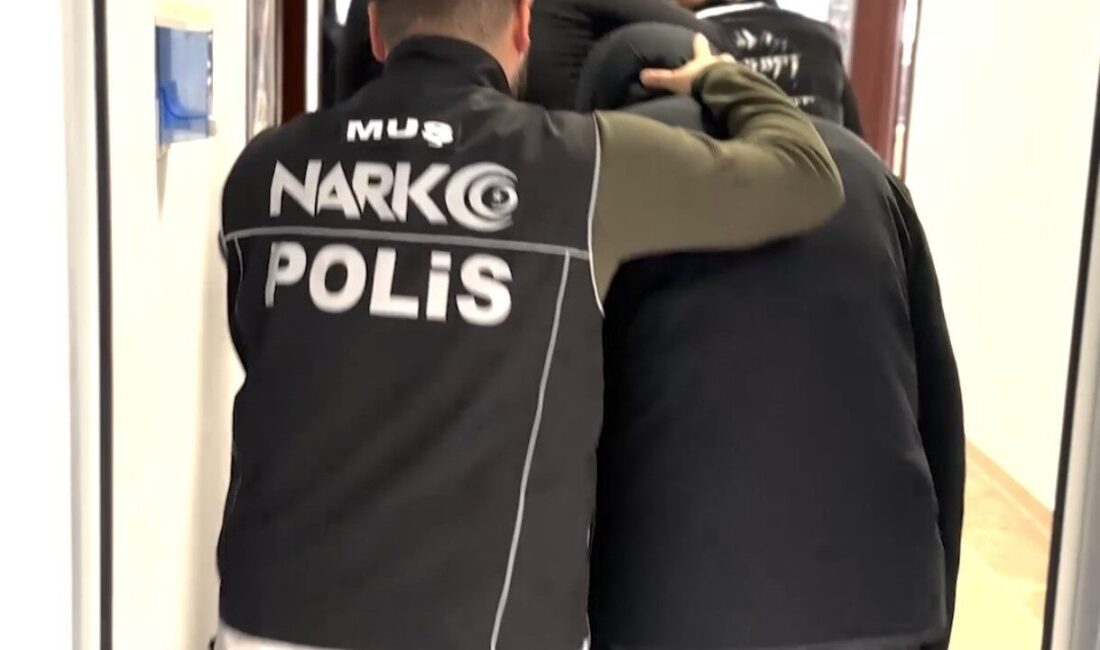 Muş’ta düzenlenen narkotik operasyonunda uyuşturucu ve silah ele geçirildi, 4 şüpheli tutuklandı. Muş'ta narkotik ekipleri tarafından gerçekleştirilen operasyonda, 7 adreste yapılan aramalarda