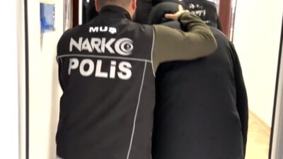 Muş’ta düzenlenen narkotik operasyonunda uyuşturucu ve silah ele geçirildi, 4 şüpheli tutuklandı. Muş'ta narkotik ekipleri tarafından gerçekleştirilen operasyonda, 7 adreste yapılan aramalarda