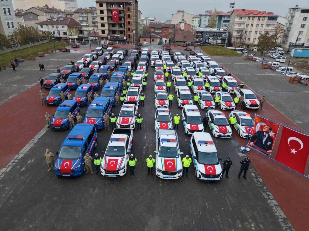 Muş’ta, Vali Avni Çakır'ın katılımıyla düzenlenen törenle emniyet ve jandarma