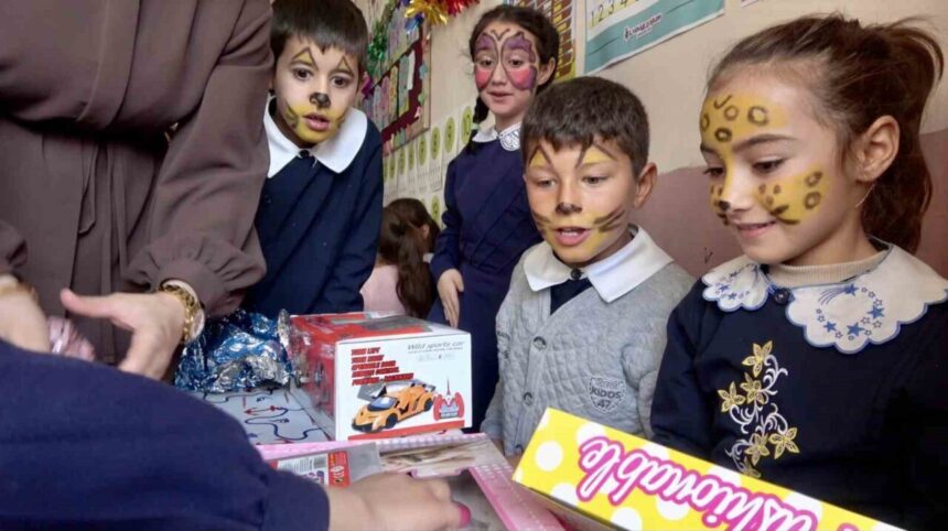İbrahim Çeçen Vakfı’nın “Mutluluk Harekatı” projesi, Ağrı’daki çocukların oyuncak dileklerini gerçekleştirdi.