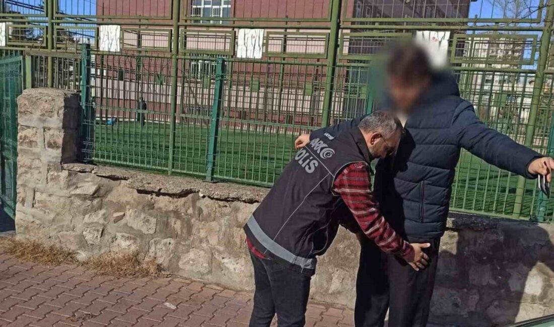 Kayseri’de Uyuşturucu ile Mücadele Kapsamında ‘Narko-Okul’ Uygulaması Gerçekleştirildi Kayseri'de gerçekleştirilen 'Narko-Okul' uygulamasında, polis ekipleri Yavuz Selim Ortaokulu çevresinde