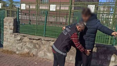 Kayseri'de gerçekleştirilen 'Narko-Okul' uygulamasında, polis ekipleri Yavuz Selim Ortaokulu çevresinde