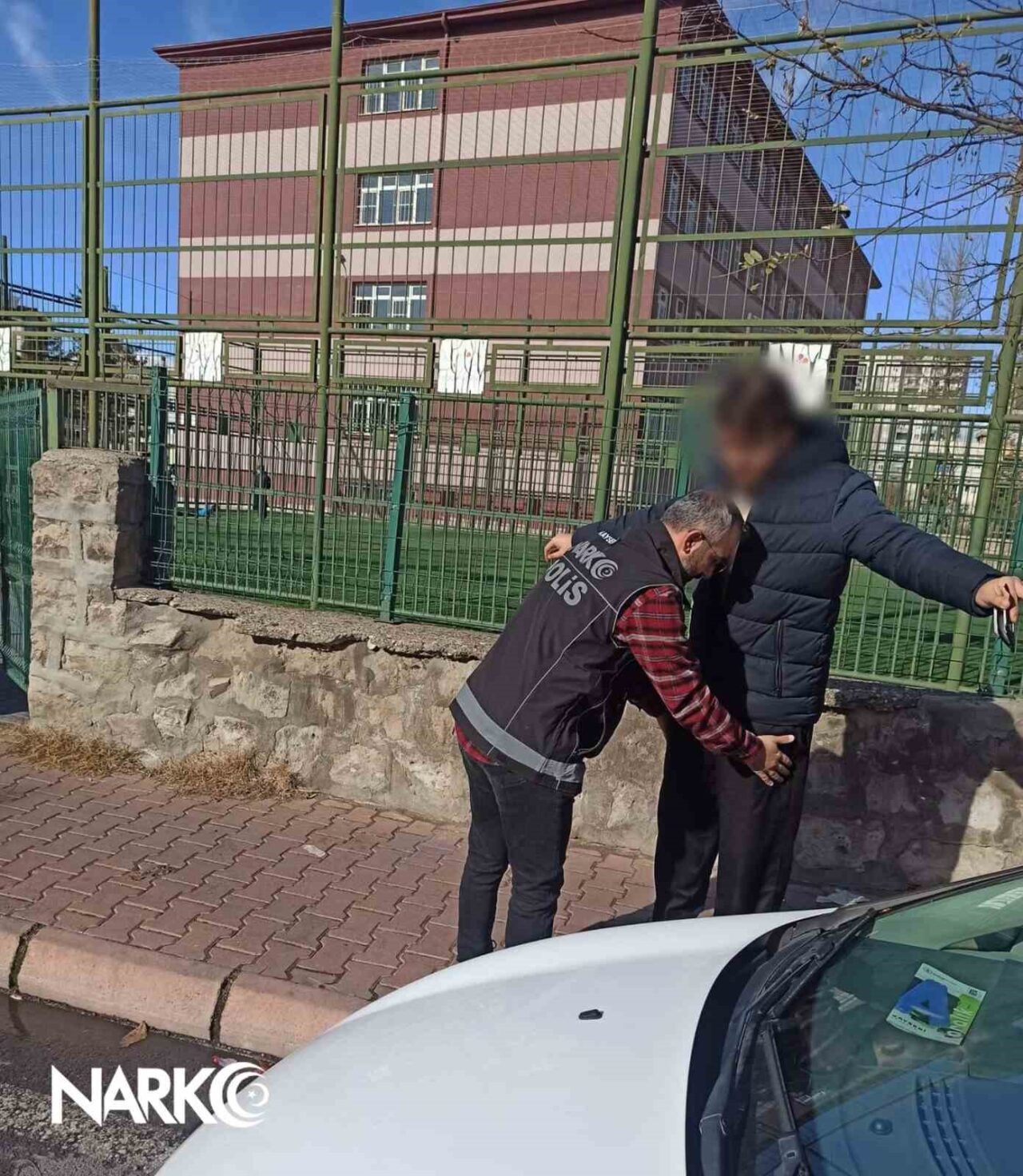 Kayseri'de gerçekleştirilen 'Narko-Okul' uygulamasında, polis ekipleri Yavuz Selim Ortaokulu çevresinde