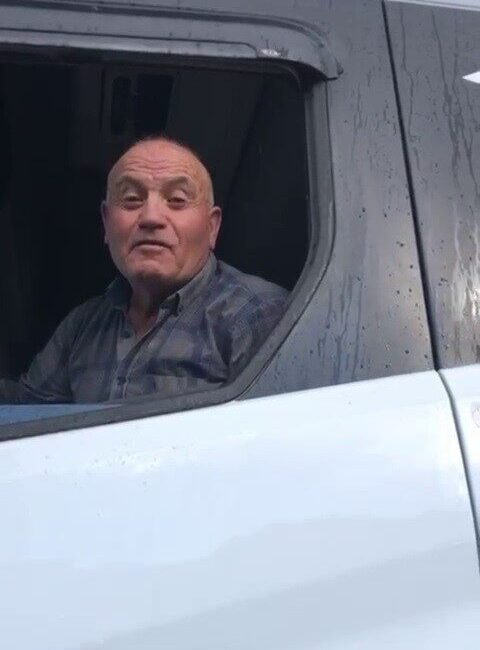 Hatay’da Tır Sürücüsünün Hastaneye Girmesi Sonrası Yaşanan Trafik Kaosu Vatandaşları Gülerken, Sürücü Kendini “O Kadın Beni Getirdi” Diyerek Savundu Hatay'da tır sürücüsü, navigasyondan aldığı yönle yanlışlıkla devlet hastanesine ulaştı.